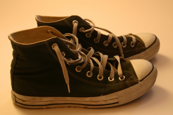 zielony obuwie buciki brudny but sportowy
