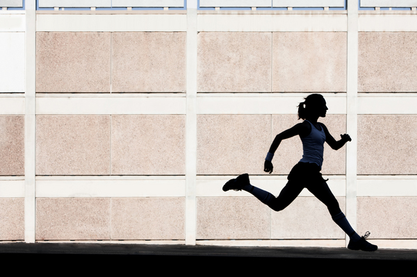 fizycznie kobieta biegnie do cwiczen