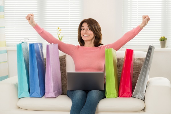 kobieta podekscytowany podczas zakupow online