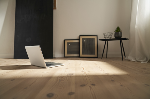 laptop na drewnianej podlodze w nowoczesnym