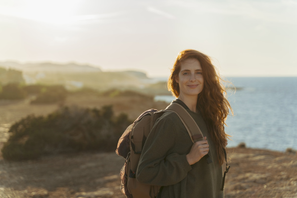 portret rudowlosej mlodej kobiety na wybrzezu