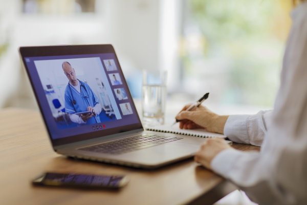kobieta wideokonferencje z lekarzem przy laptopie