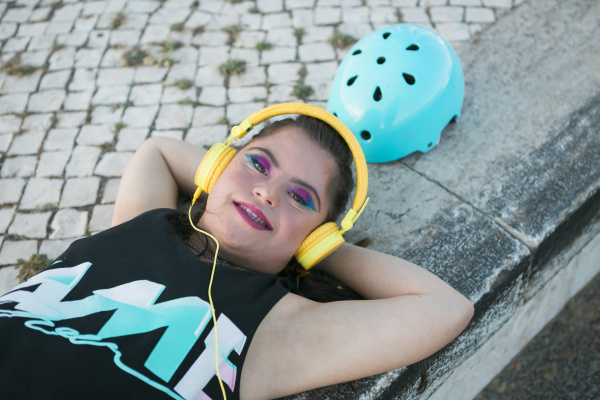 nastolatka z zespolem downa w kolorowym