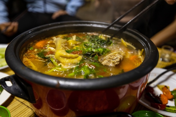 wietnamski goracy garnek i zupa