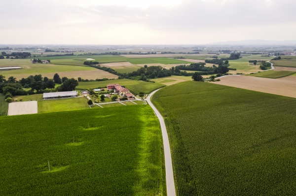 widok z drona na pola wiejskie