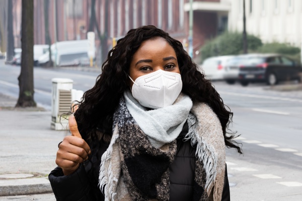 afroamerykanka ubrana w medyczna maske do
