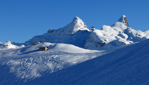 zimowa scena w osrodku narciarskim stoos