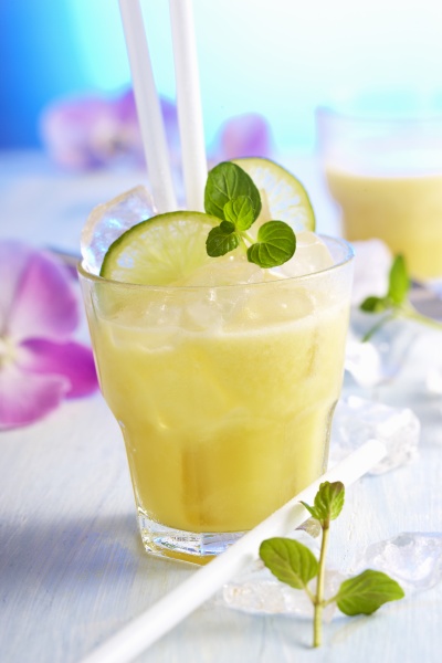 bezalkoholowy egzotyczny napoj owocowy z ananasem