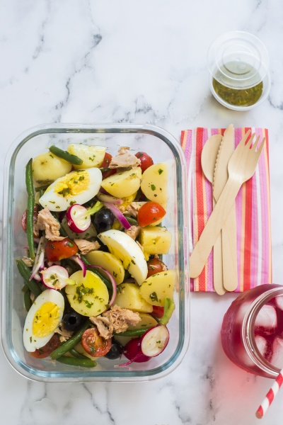 lunch box z salatka z tunczyka