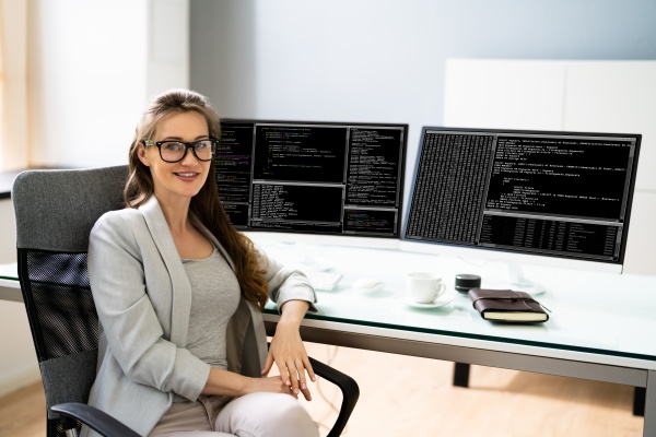 programista kobieta kodowanie