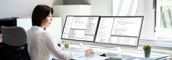 programistka kobieta kodujaca program na komputerze
