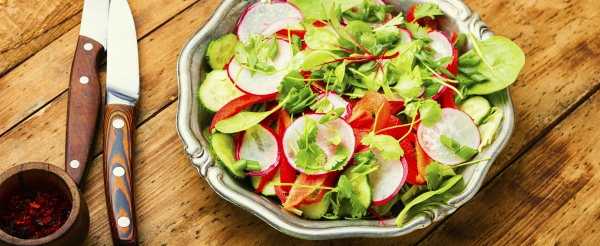 letnia salatka witaminowa na metalowym talerzu