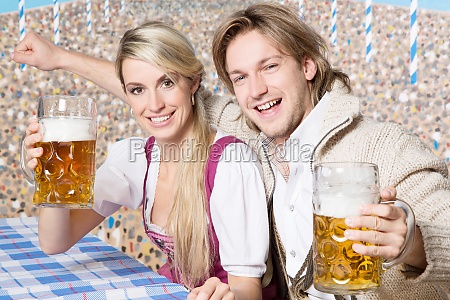 Stockphoto - mann,und,frau,w,tracht,mit.